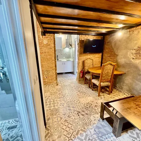 Estudio Nuevo! Al Lado Del Metro L1 L4 L5 דירה
